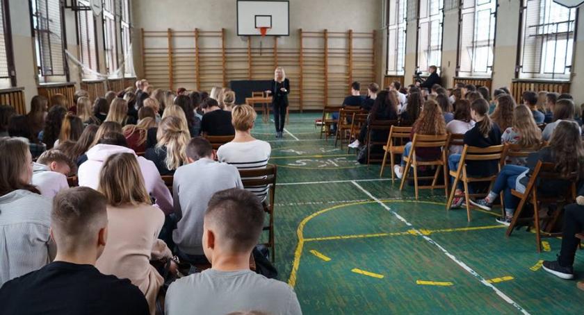 Polska młodzież potrzebuje dobrego słowa. Jest go za mało w życiu codziennym
