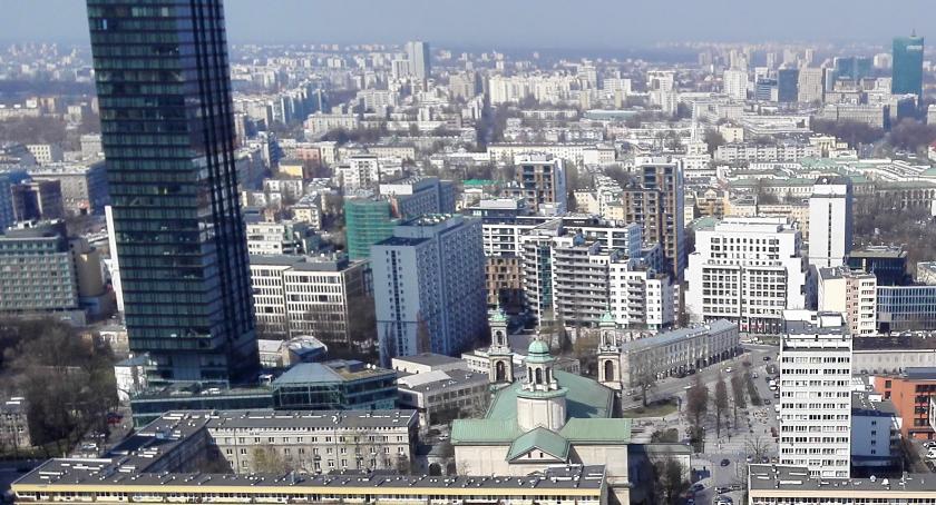 Banków mamy coraz mniej, a opłat bankowych coraz więcej