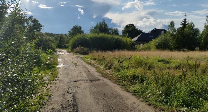 Do tych nieruchomości drogi dojazdowej jeszcze długo nie będzie