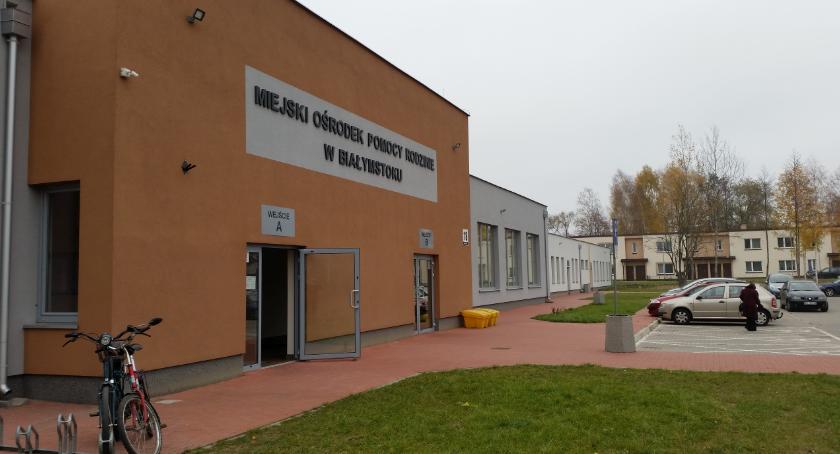 MOPR nie powinien trzymać pieniędzy na kontach. Powinien je od razu wypłacać ludziom