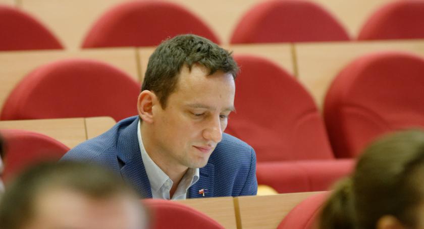 Radny Maciej Biernacki najpierw stracił partię, teraz pracę