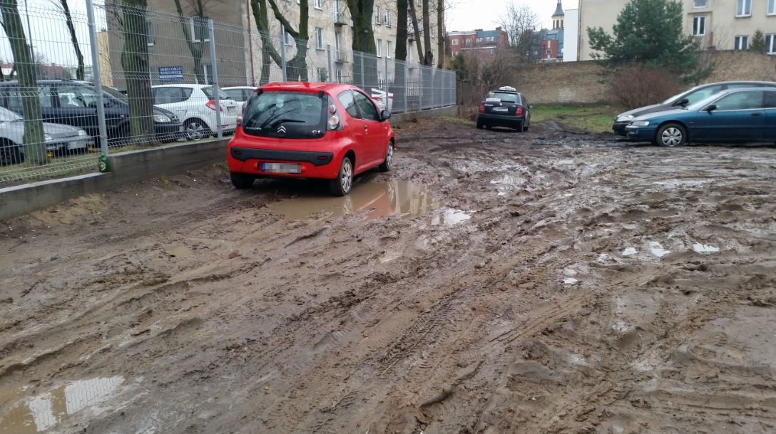 Parking jak boisko do piłki błotnej