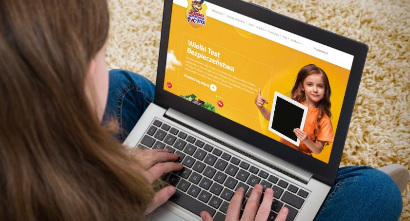 Twoje dziecko może być bezpieczne w internecie. Eksperci podpowiadają