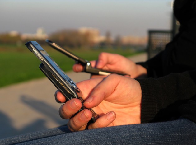 SMS-y czy Facebook Messenger? Jak użytkownicy smartfonów wysyłają wiadomości
