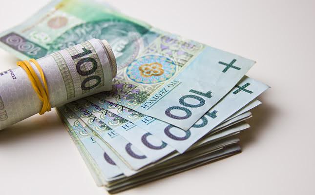 Bank odda klientom po stówce