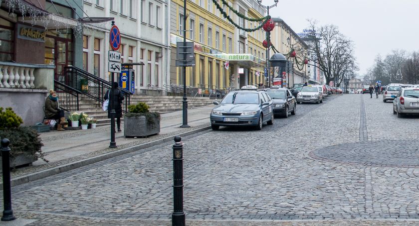 Seniorzy pojeżdżą za darmo taksówkami po mieście? Prezydent nie mówi – nie!