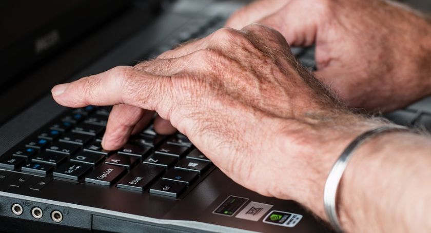 Czy apteka internetowa może być przyjazna seniorom? Sprawdziliśmy to!