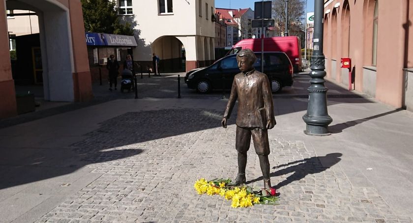 W pasażu przy Lipowej stoi już mały Zamenhof