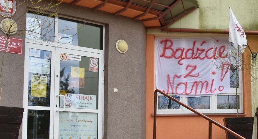 Na strajku nauczycieli zyskał rząd i PiS. Stracili najwięcej uczniowie i nauczyciele