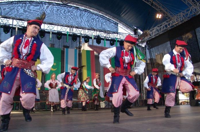 Ostatnie przygotowania do otwarcia wystawy Kurpii Zielonych