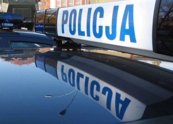 Niefrasobliwy kierowca najechał kobiecie na stopę