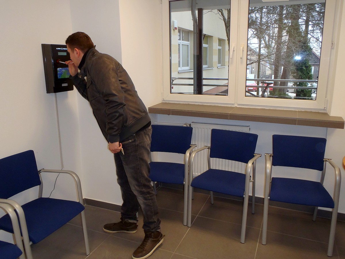 Ogólnodostępny alkomat w Komendzie Miejskiej Policji w Białymstoku