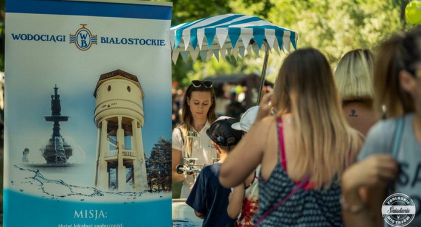 Woda z saturatora dla ochłody. Można jej skosztować w Alei Zakochanych 