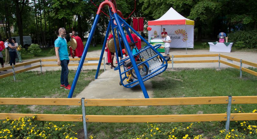 W Parku Planty działa już huśtawka dla dzieci niepełnosprawnych