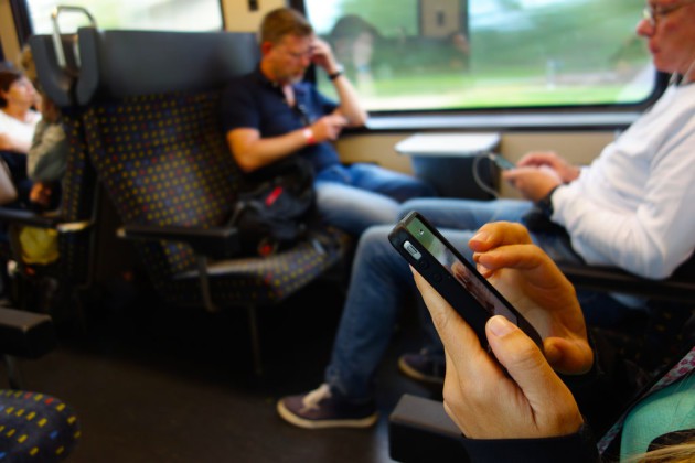 Konsument przyszłości patrzy na świat przez urządzenia mobilne