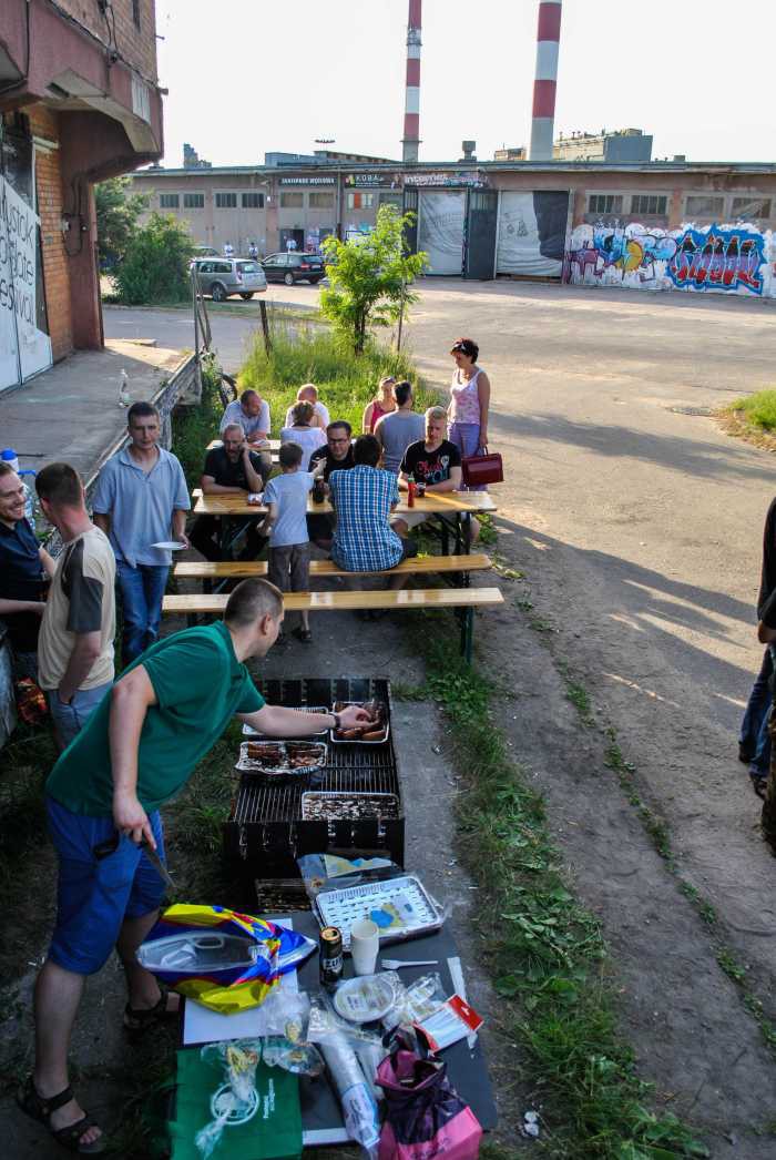Społeczna koncepcja przy grillu