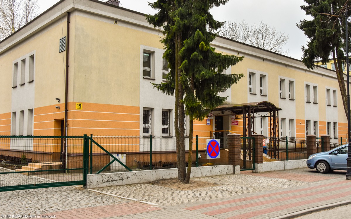 Ma postawionych ponad 400 zarzutów korupcyjnych i pracuje w szkole z niepełnosprawnymi dziećmi