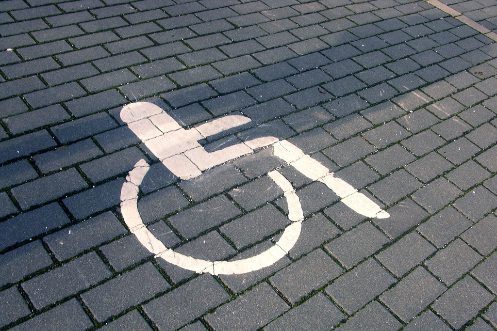Niektórzy niepełnosprawni stracą swoje karty parkingowe