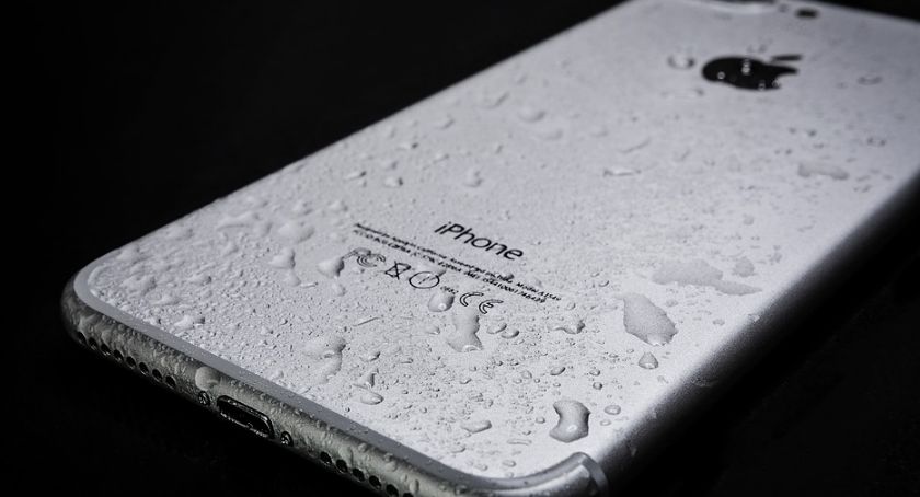 Zalałem iPhonea. Co robić? Czym prędzej udać się do serwisu!