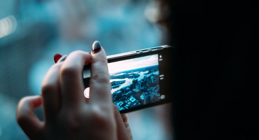 Młodzi Polacy nie są w stanie wytrzymać bez telefonów