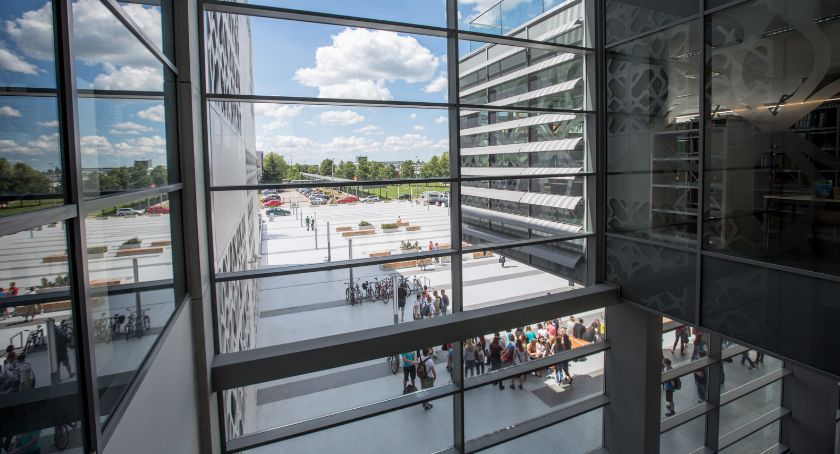 Wielu Polaków studiuje za granicą. W Polsce studentów zza granicy jest niewielu