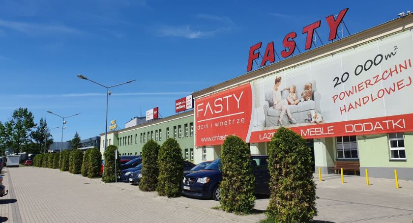 W centrum handlowym w Fastach pojawiły się nowe sklepy