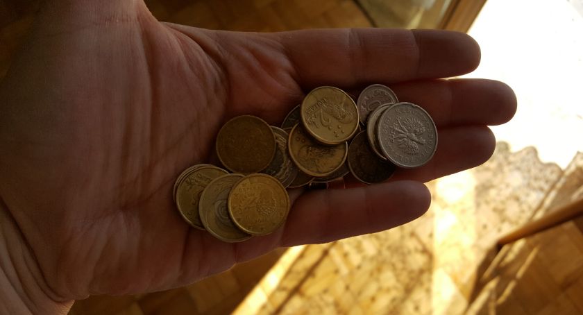 Polacy lubią oszczędzać. Niestety, na drobiazgach