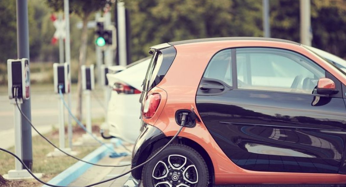 Gdzie w Białymstoku doładować auto elektryczne? Magistrat słabo w tym zorientowany