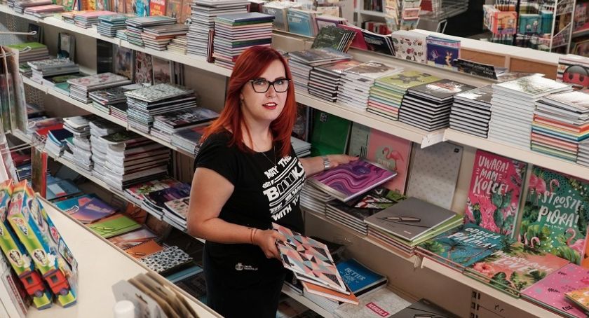 Tania Książka obsłuży klientów w odnowionych wnętrzach