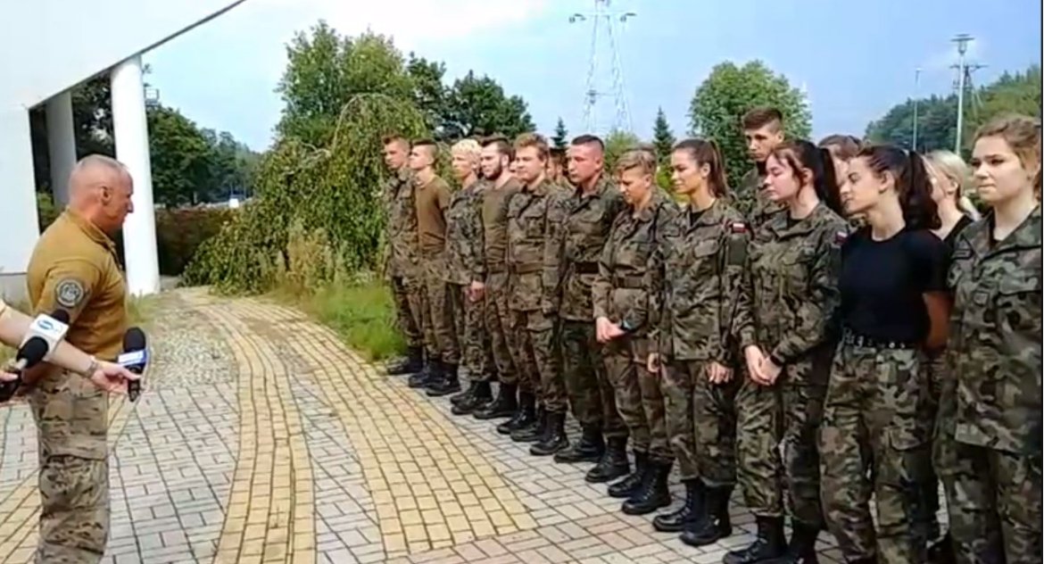 Były łzy, musztra i uściśnięcie dłoni na do widzenia