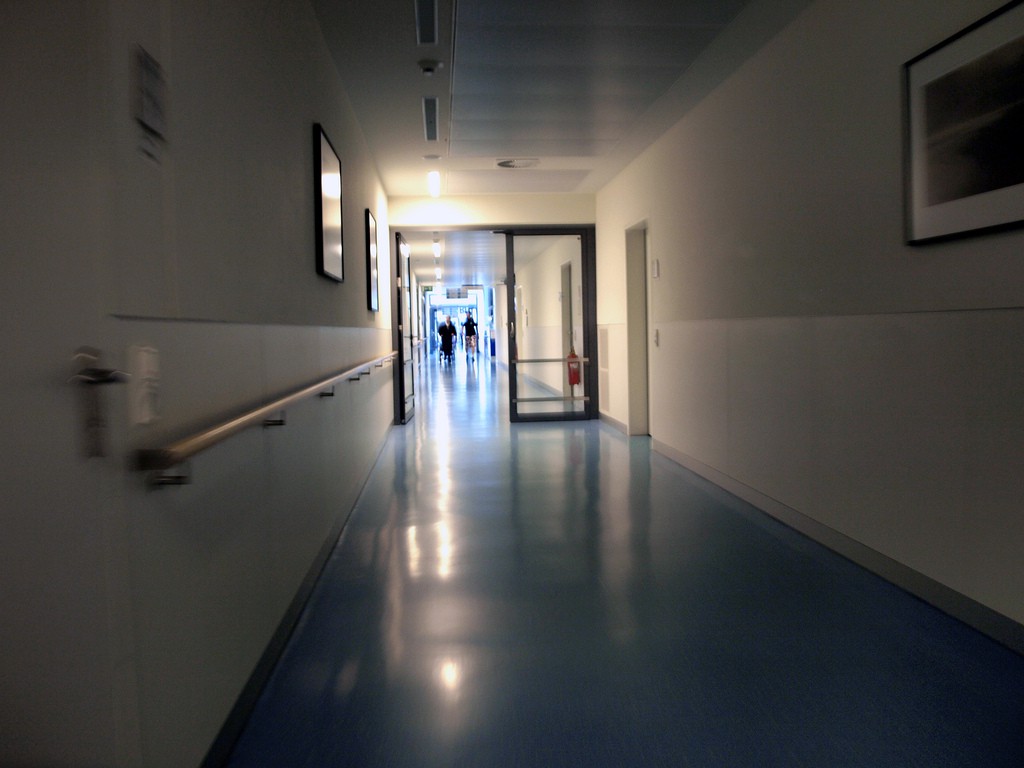 Wirus szaleje, szpital wprowadza zakaz odwiedzin