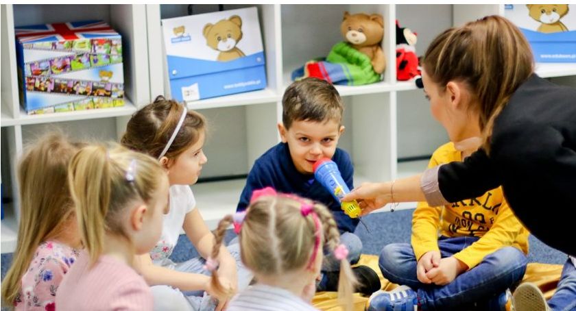 Języka angielskiego warto się uczyć od najmłodszych lat. Nawet z misiem u boku