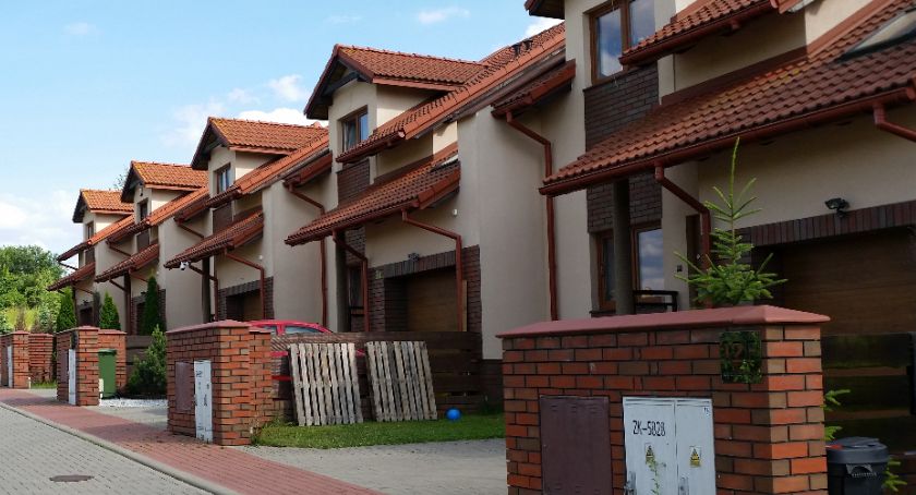 Polacy chcą mieszkać w domach jednorodzinnych a nie w blokach