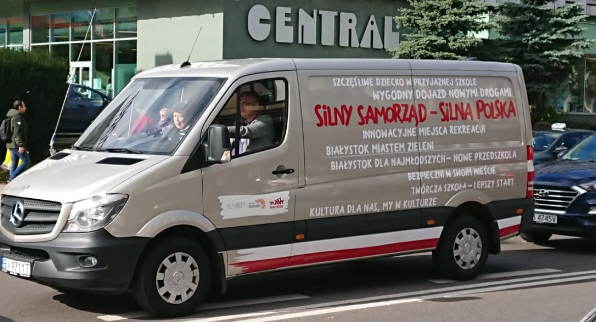 Po co te banery? Prezydent nie chce odpowiedzieć? Czy nie ma co odpowiedzieć?
