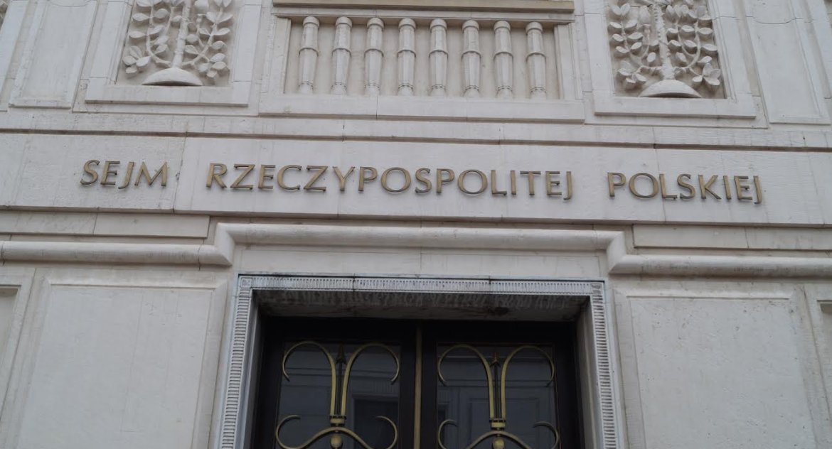Ile zarabia poseł?