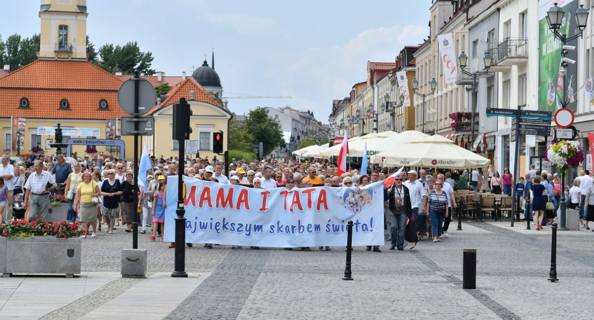 Marszałek zorganizował przemarsz na piknik rodzinny, bo mógł. Prawa nie złamał