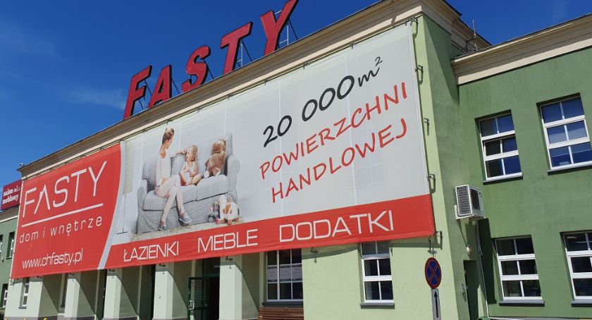 Centrum Handlowe Fasty ma nowy salon. Można w nim kupić panele i drzwi