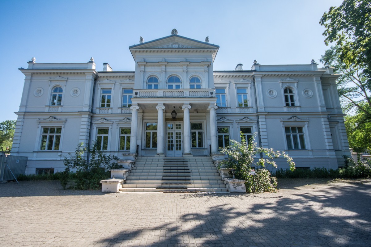 Pałac Lubomirskich: dyskretnie przez lukę prawie