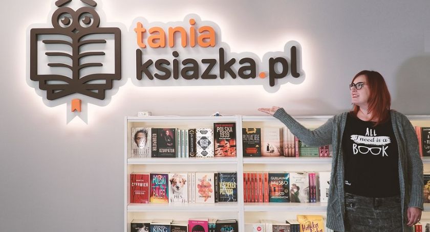 Czytanie książek jest najlepsze na zimowe wieczory 