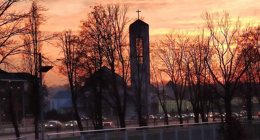 Polska się nie laicyzuje. Raczej zachodzi proces prywatyzacji religii?