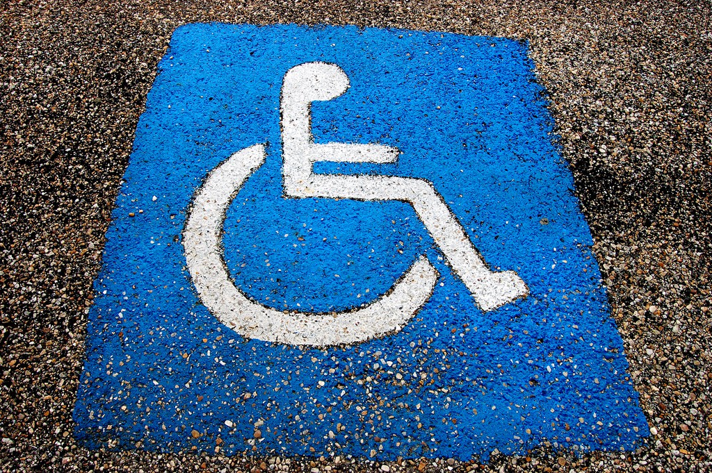 Trwa wymiana kart parkingowych dla osób niepełnosprawnych