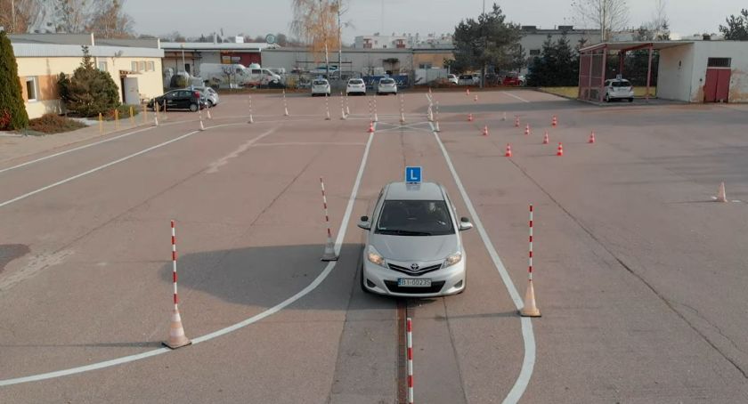 Jeśli przygotowujesz się do egzaminu na prawo jazdy, ten filmik ci pomoże