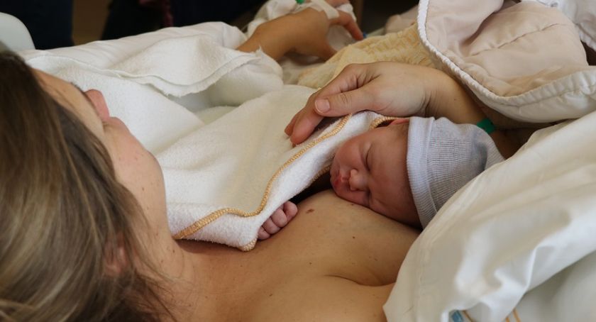 Czy stan porodówek ma wpływ na liczbę urodzeń w Polsce?