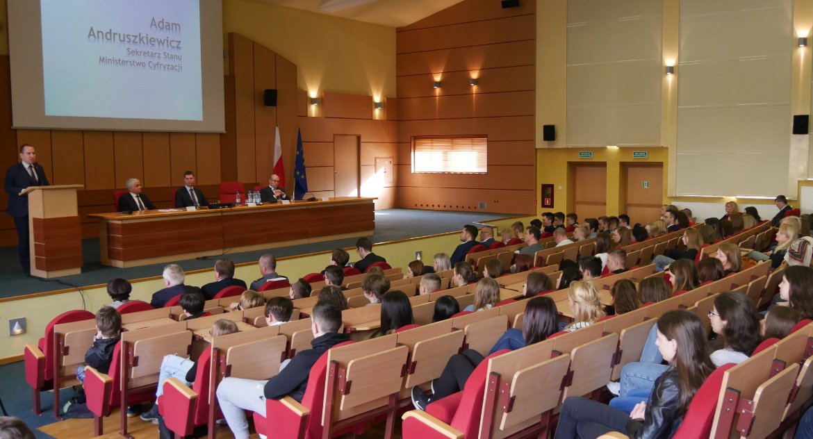 Młodzież i dzieci z Podlasia muszą być bezpieczne w internecie