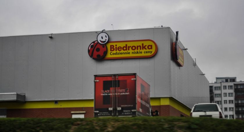 Biedronka zapewnia: Pracujemy na pełnych obrotach, dostawy do sklepów będą na czas