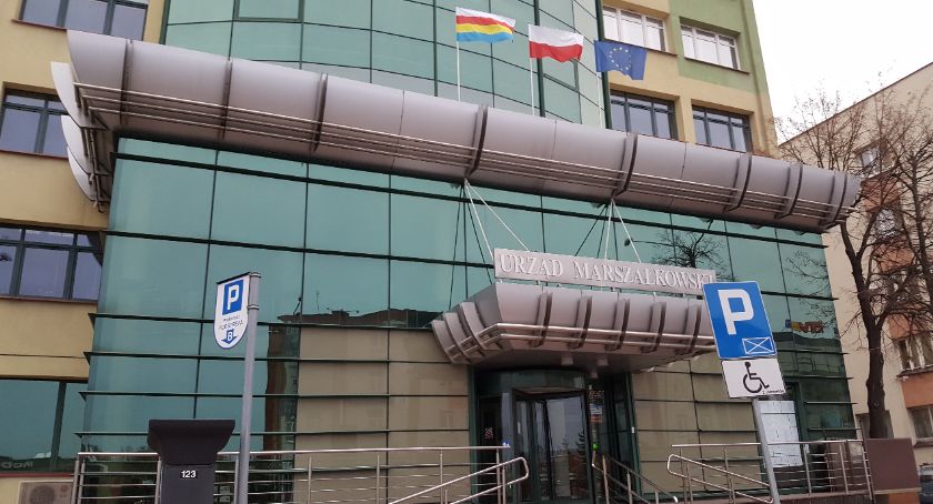 Ludzie panikują. Marszałek pisze list, w którym uspokaja ich i dziękuje
