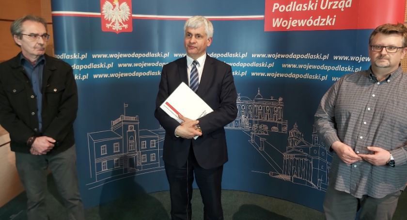 Operatorzy numeru alarmowego przez 20 minut rozmawiali z uwięzioną w bagażniku dziewczynką 