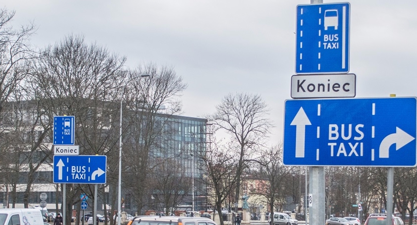 Każdy może śmigać buspasem? Kolejne kłopoty ze znakami drogowymi
