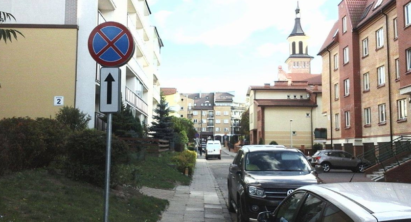 Jest za wąsko, brakuje miejsc do parkowania