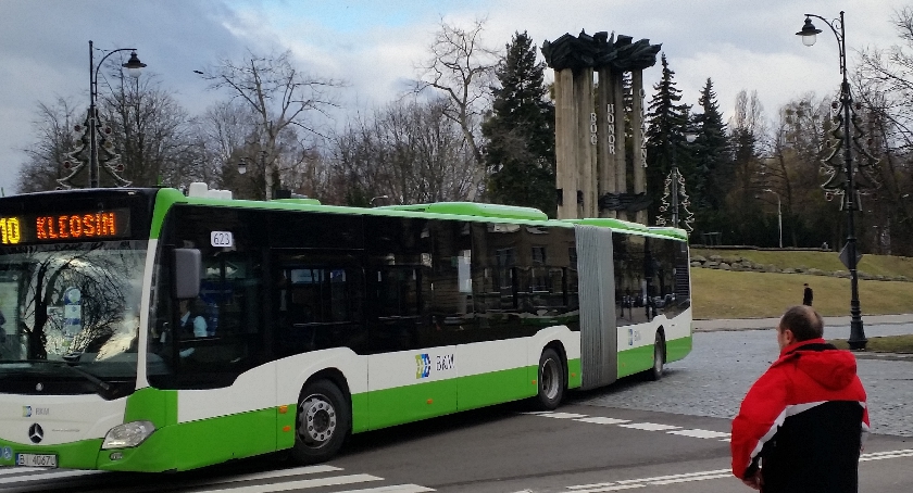 Wsiadasz do autobusu? Zdejmij plecak!